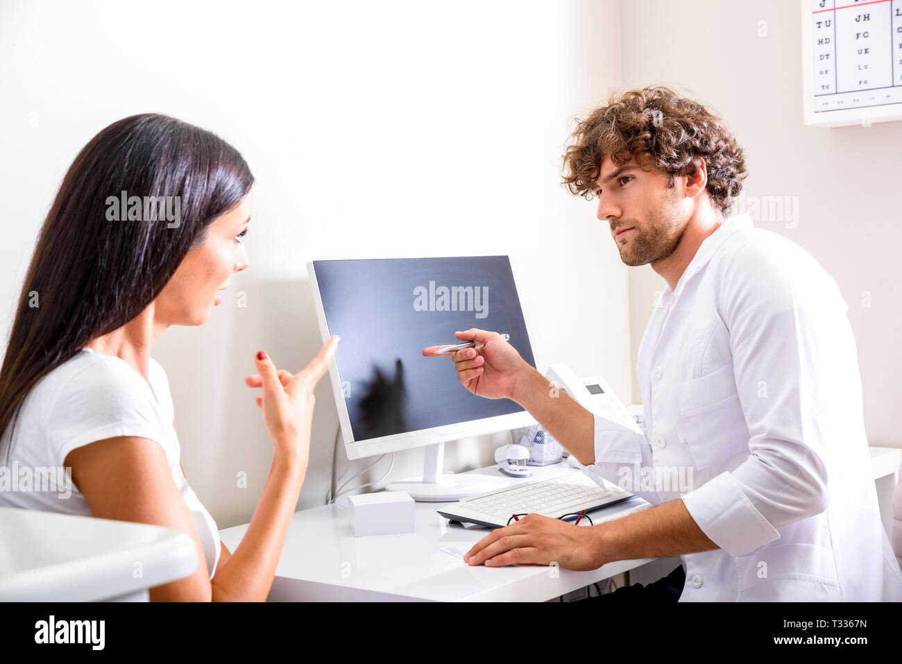 Ein Patient ihre Situation diskutiert mit dem Arzt in der Beratung. Stockfoto