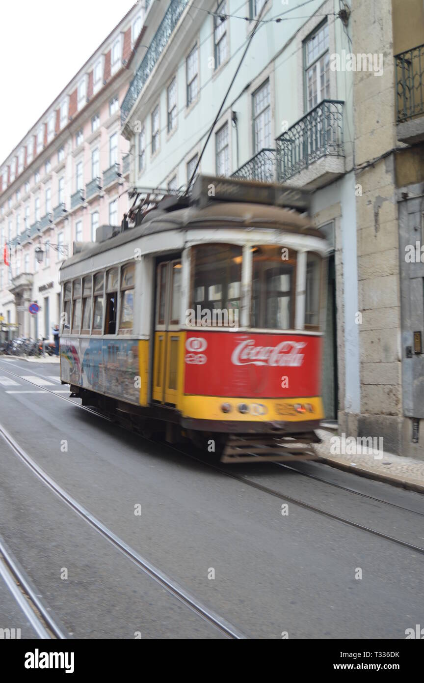 Defokussierten Straßenbahn vorbei mit voller Geschwindigkeit durch die Misericordia Straße in Lissabon. Natur, Architektur, Geschichte, Street Photography. April 11, 2014. Lissabon, Port Stockfoto