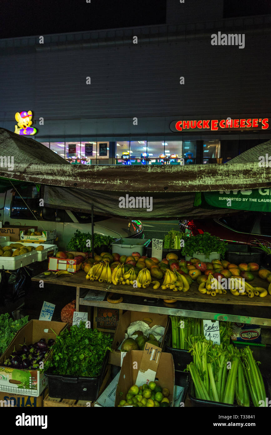 New York City, USA - 30. Juli 2018: Street Food stall von Obst und Gemüse in der Nacht in Harlem, New York City, USA Stockfoto