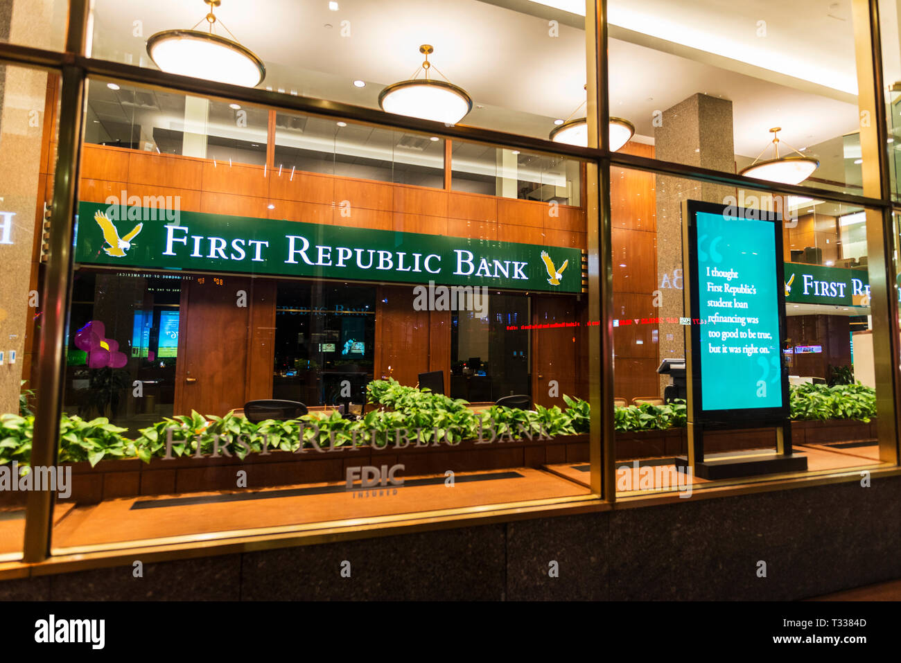 New York City, USA - 30. Juli 2018: die Fassade der Bank Niederlassung der Ersten Republik Bank auf der Straße in der Nacht in Manhattan, New York City, USA Stockfoto