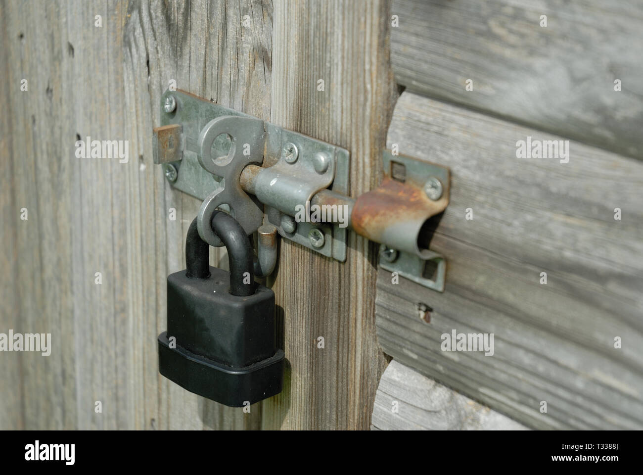 Große Schwarze Lock Sicherung einer Tür Stockfoto