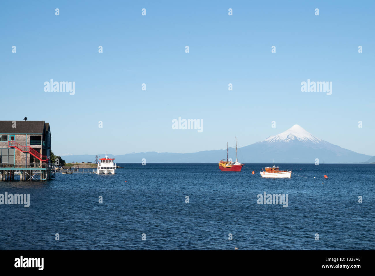 Blick von der Uferpromenade am Puerto varras in Richtung osmo Vulkan Stockfoto