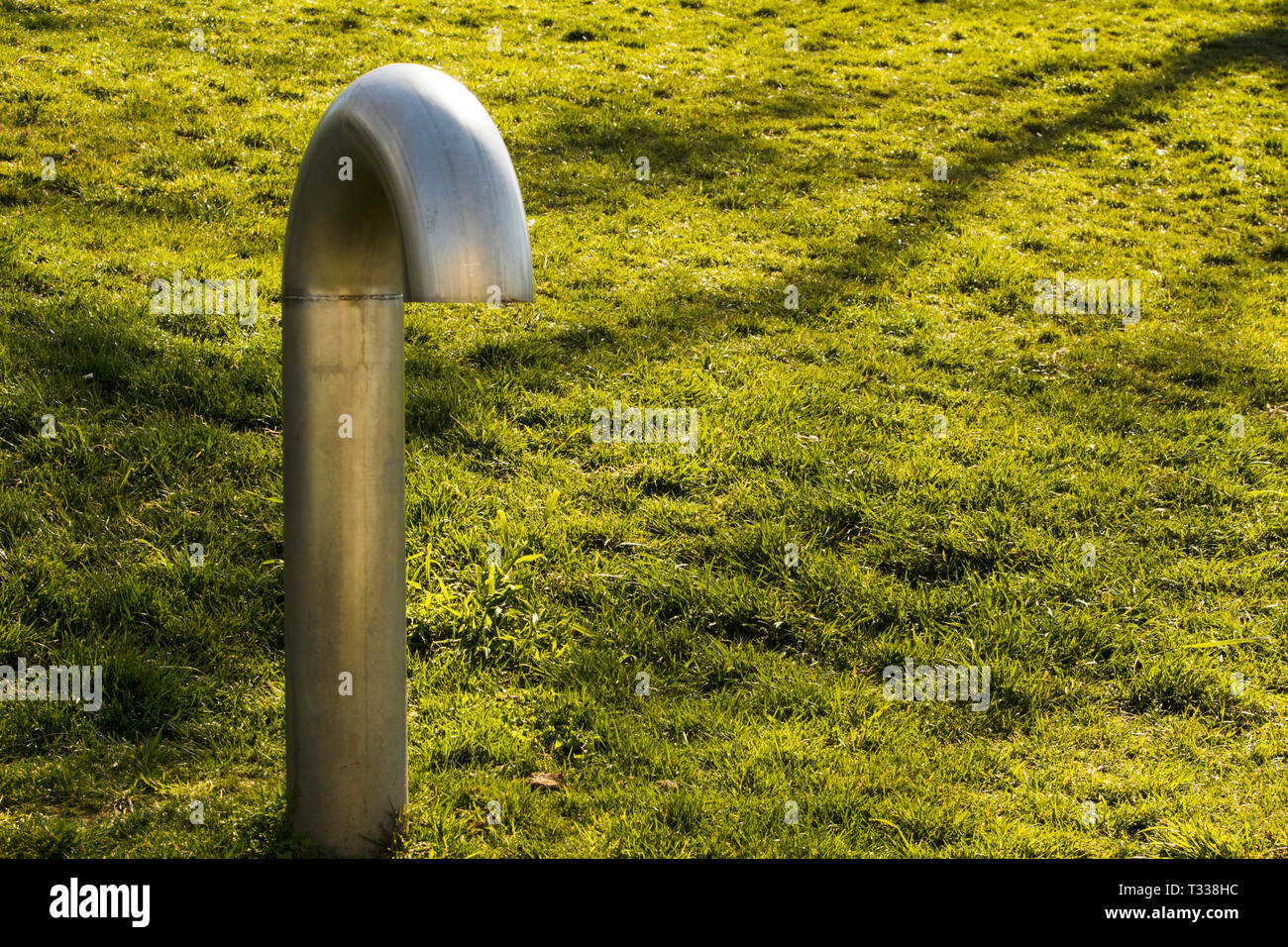 Metall schnorchel Rohr mit Klimaanlage an einer U-Bahn Terminal am Taksim, Istanbul, Türkei steht allein auf Gras, an der berühmten Gezi-park. Stockfoto