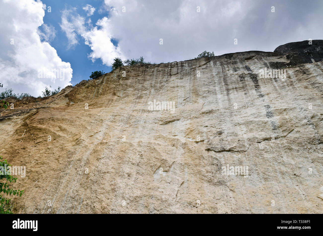 Sonnigen blauen Himmel, Felsen und Hügel in der Nähe des Dorfes Krasen Stockfoto
