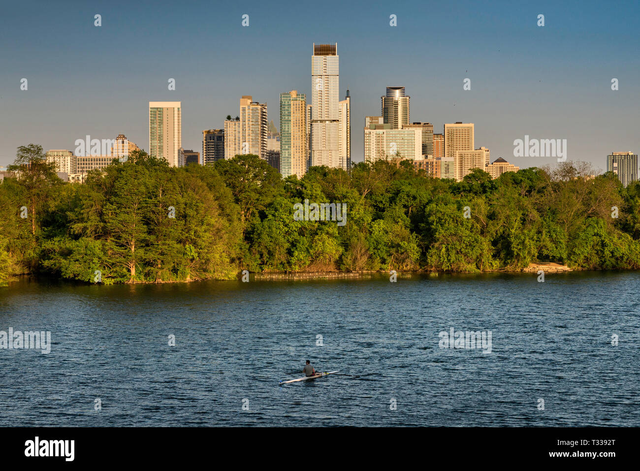 Kayaker an Lady Bird Lake auf der Colorado River, der Innenstadt von Türmen in der Ferne, Blick von der Fußgängerbrücke unterhalb MoPac Expressway in Austin, Texas, USA Stockfoto