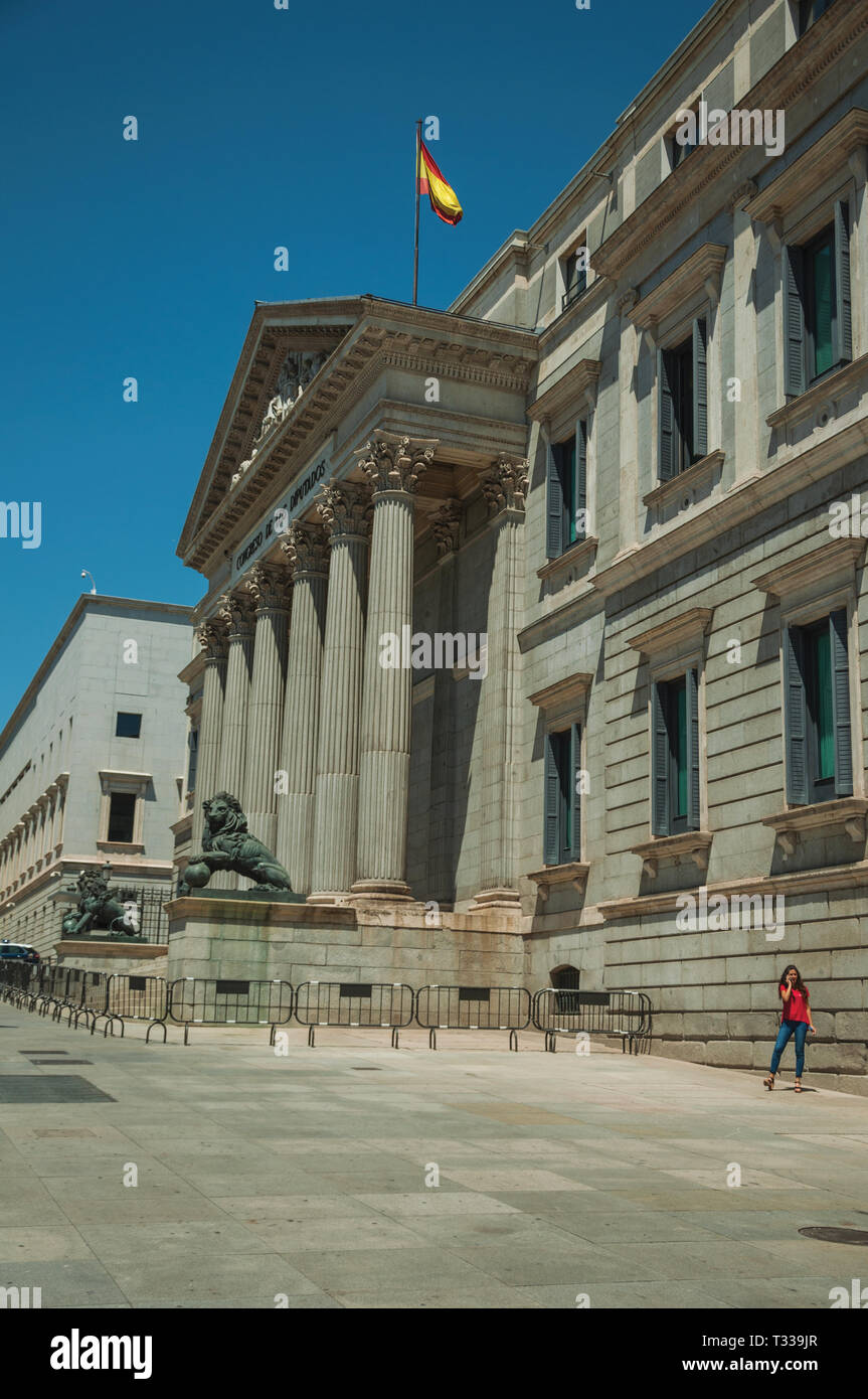 Person vor dem Palacio de Las Cortes, Sitz der Abgeordnetenkammer in Madrid. Hauptstadt von Spanien mit lebendigen und intensiven kulturellen Lebens. Stockfoto