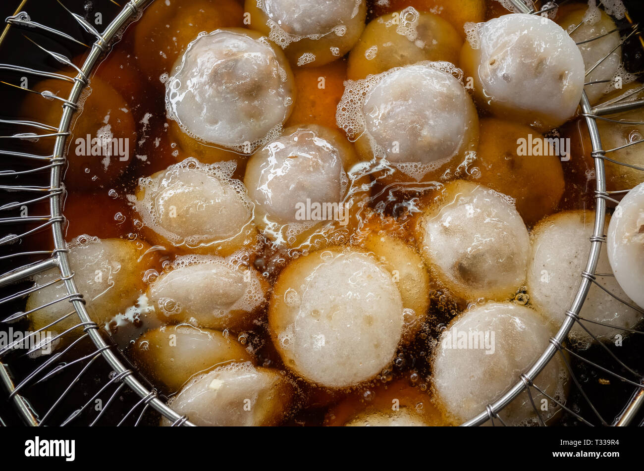 Frittieren taiwanesischen Frikadellen, berühmten und traditionellen Geschmack Snacks Stockfoto