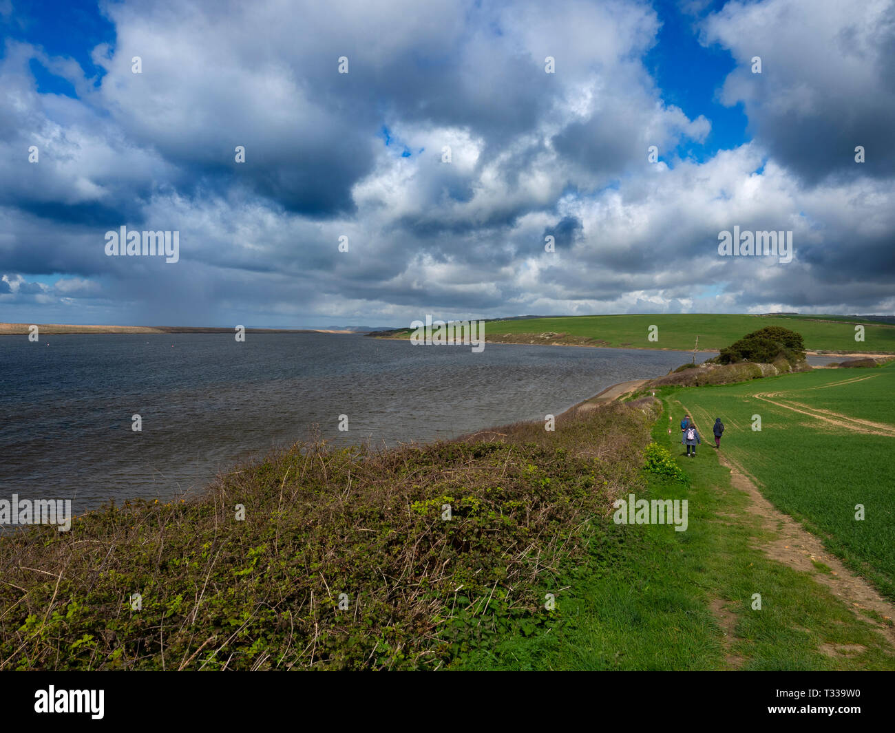 Die spaziergänger in der Nähe von Chesil Beach und die Flotte auf der Jurassic Coast in Dorset Südengland Stockfoto