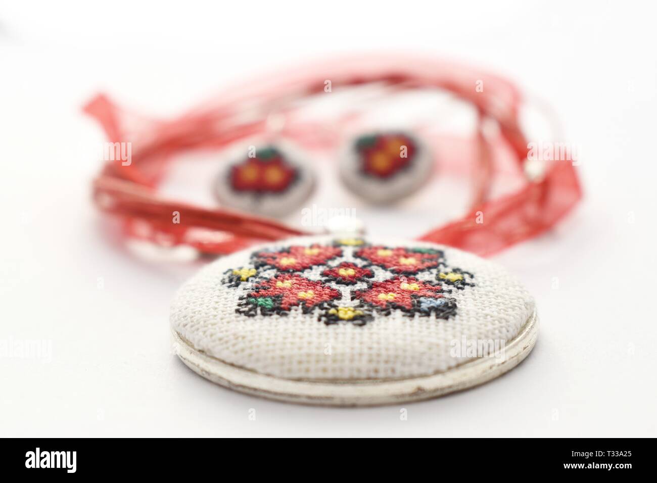 Handmade Cross Stitch Schmuck Set rote Blumen bestickt auf der weißen Leinwand Stockfoto