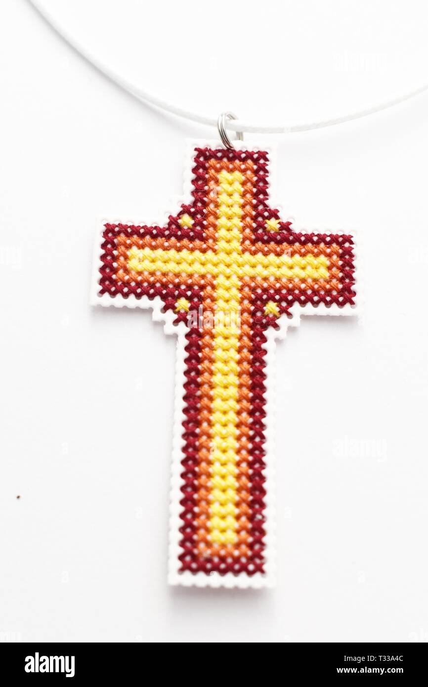 Handmade Cross Stitch Halskette religiösen Cross Stickerei auf weißem Kunststoff Leinwand Stockfoto