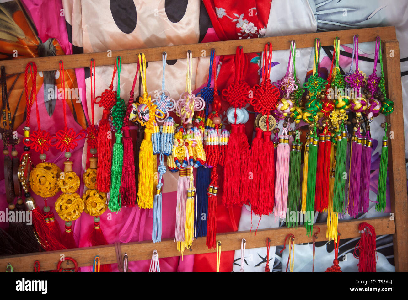 Glücksbringer für Verkauf an den chinesischen Markt in der Nähe von Shibaozhai Pagode, China Stockfoto