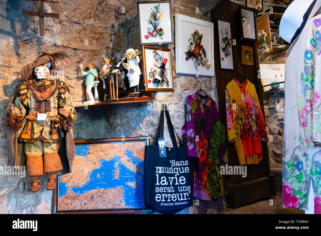 Touristische Shop Interior im französischen Küsten Dorf Eze an der Côte d'Azur an der Mittelmeerküste von Frankreich Osten von Nizza Stockfoto