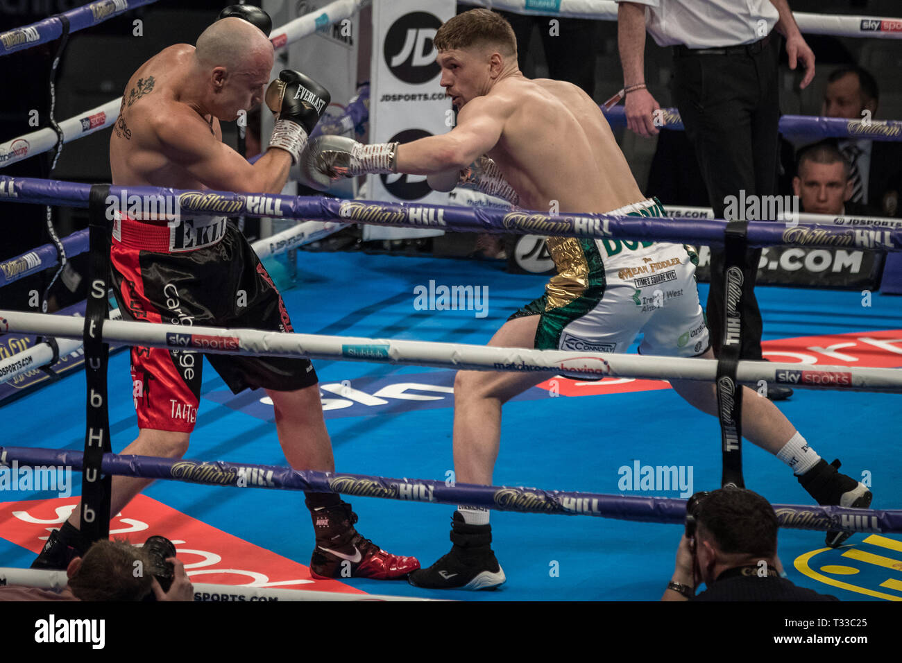 Jason Quigley vs Mathias Eklund. Quigley gewinnt den Kampf im Mittelgewicht 2. Runde TKO am Kupfer, Arena. Stockfoto