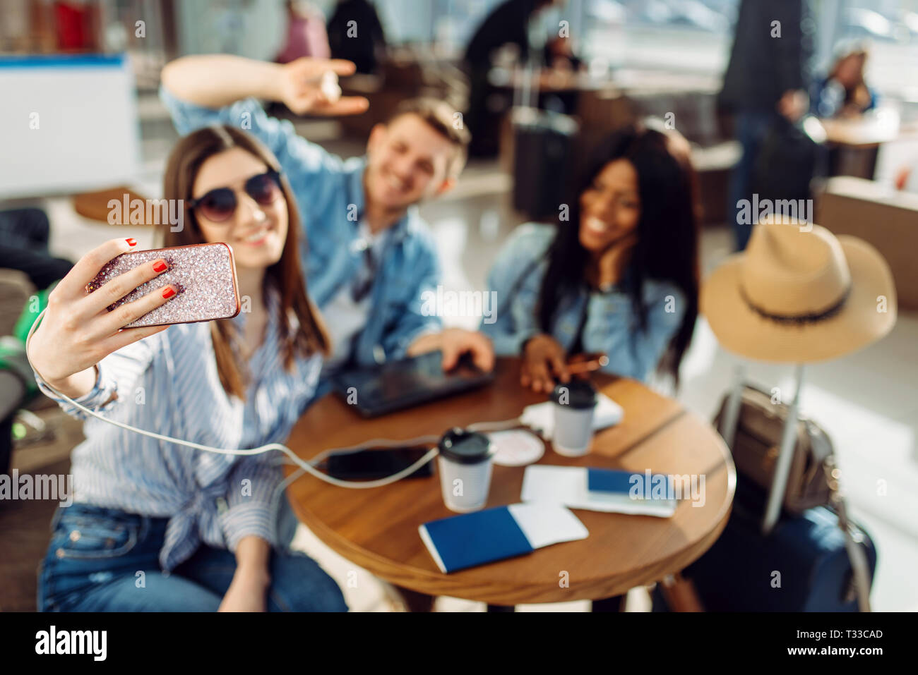 Drei Touristen macht selfie am Telefon im Flughafen. Passagiere, die Gepäck freuen uns auf Flug mit Air Terminal, glückliche Freunde auf Reise, Sommer trav Stockfoto Drei Touristen macht selfie am Telefon im Flughafen. Passagiere, die Gepäck freuen uns auf Flug mit Air Terminal, glückliche Freunde auf Reise, Sommer trav Stockfoto