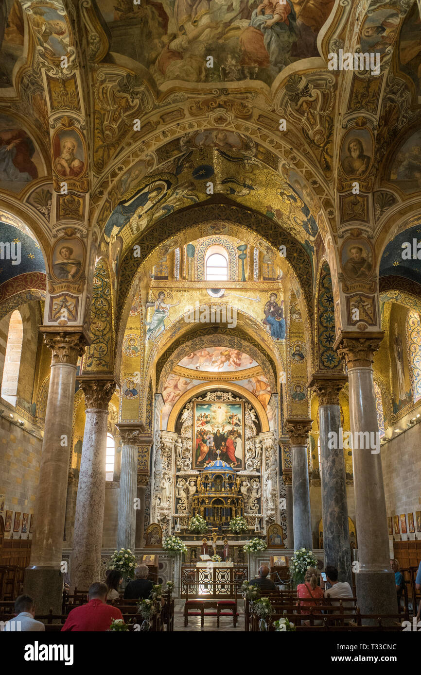 Reich verzierten Altar, Marmorsäulen, Kuppeln in der Martorana Kirche, die Kirche der Hl. Maria von den Admiral an der Piazza Bellini, Palermo, Sizilien Stockfoto