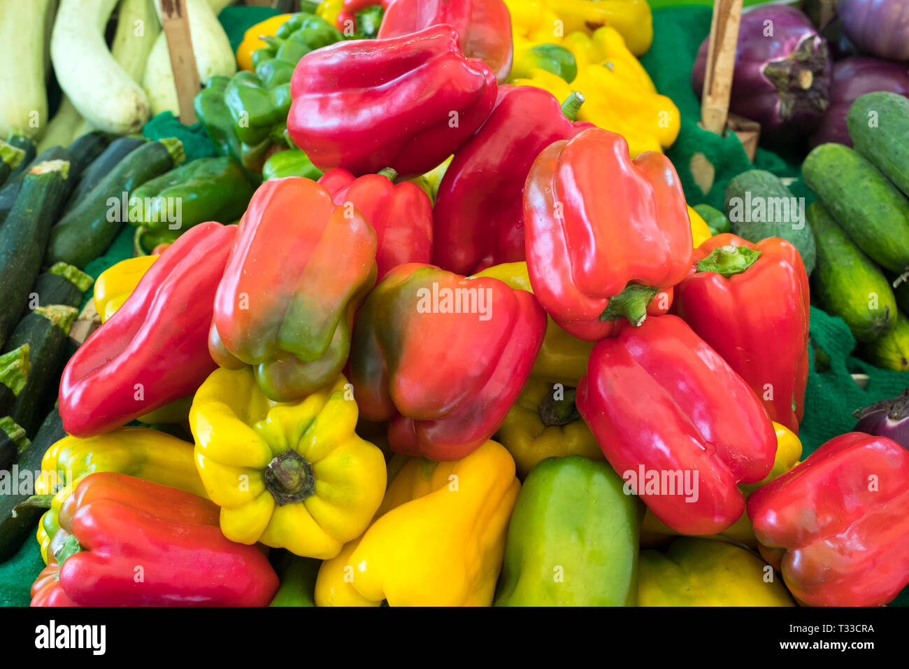 Helle farbe rote, grüne und gelbe Paprika - Capsicum - ballero Straße Markt für frisches Gemüse und Salate in Palermo, Sizilien, Italien Stockfoto