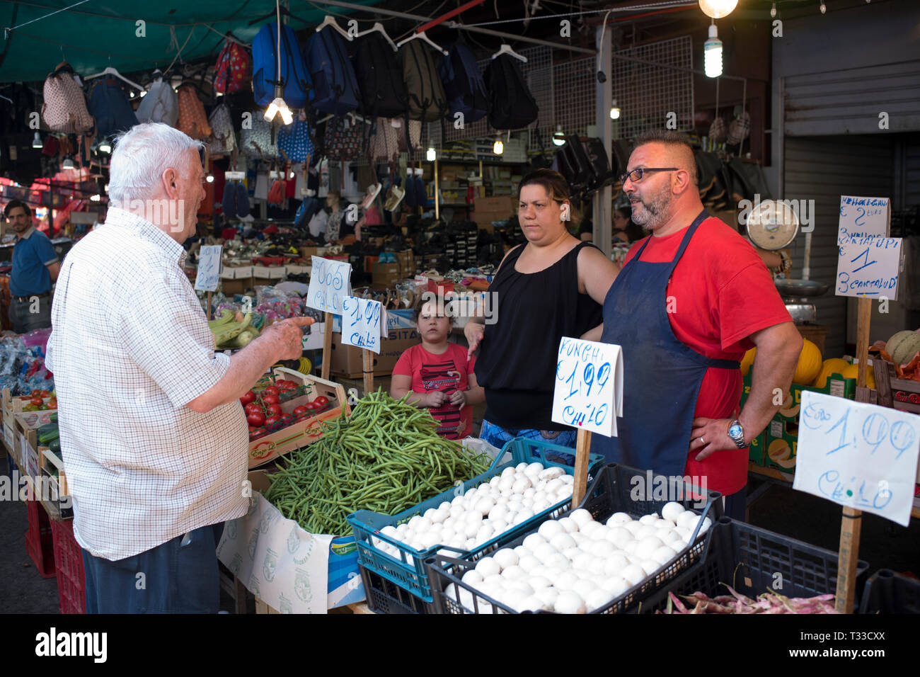 Marktstände und standbesitzer und Kunden an der berühmten ballero Straße Markt für Gemüse und andere frische Lebensmittel in Palermo, Sizilien, Italien Stockfoto