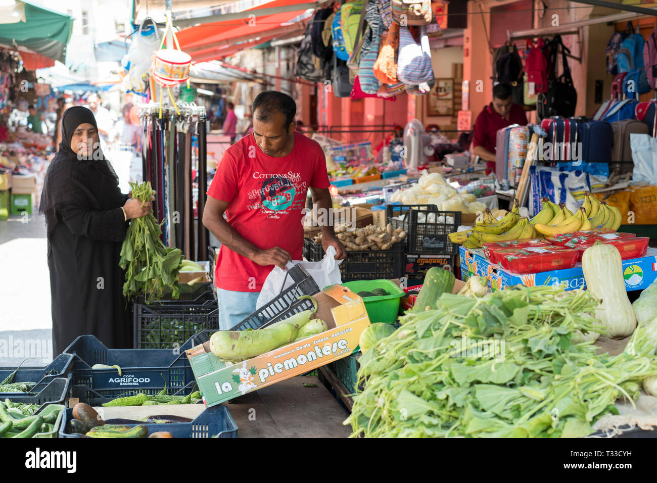 Muslimische Frau Kunden bei der berühmten ballero Straße Markt für Gemüse und andere frische Lebensmittel in Palermo, Sizilien, Italien Stockfoto