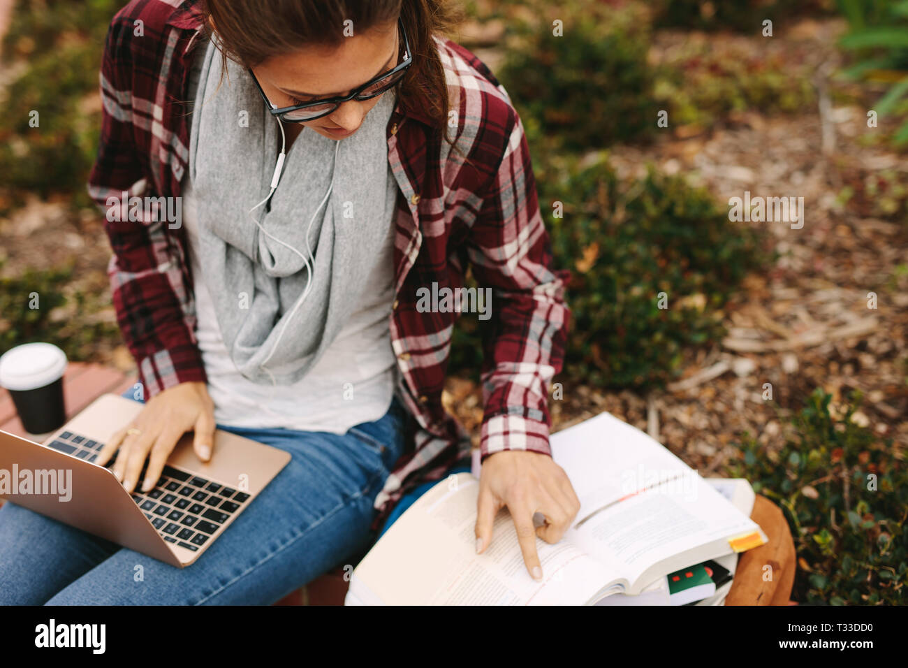 Mädchen Schüler Vorbereitung für Prüfungen an der Hochschule Campus. Weibliche Studenten studieren an der Universität, Buch lesen und Arbeiten am Laptop. Stockfoto