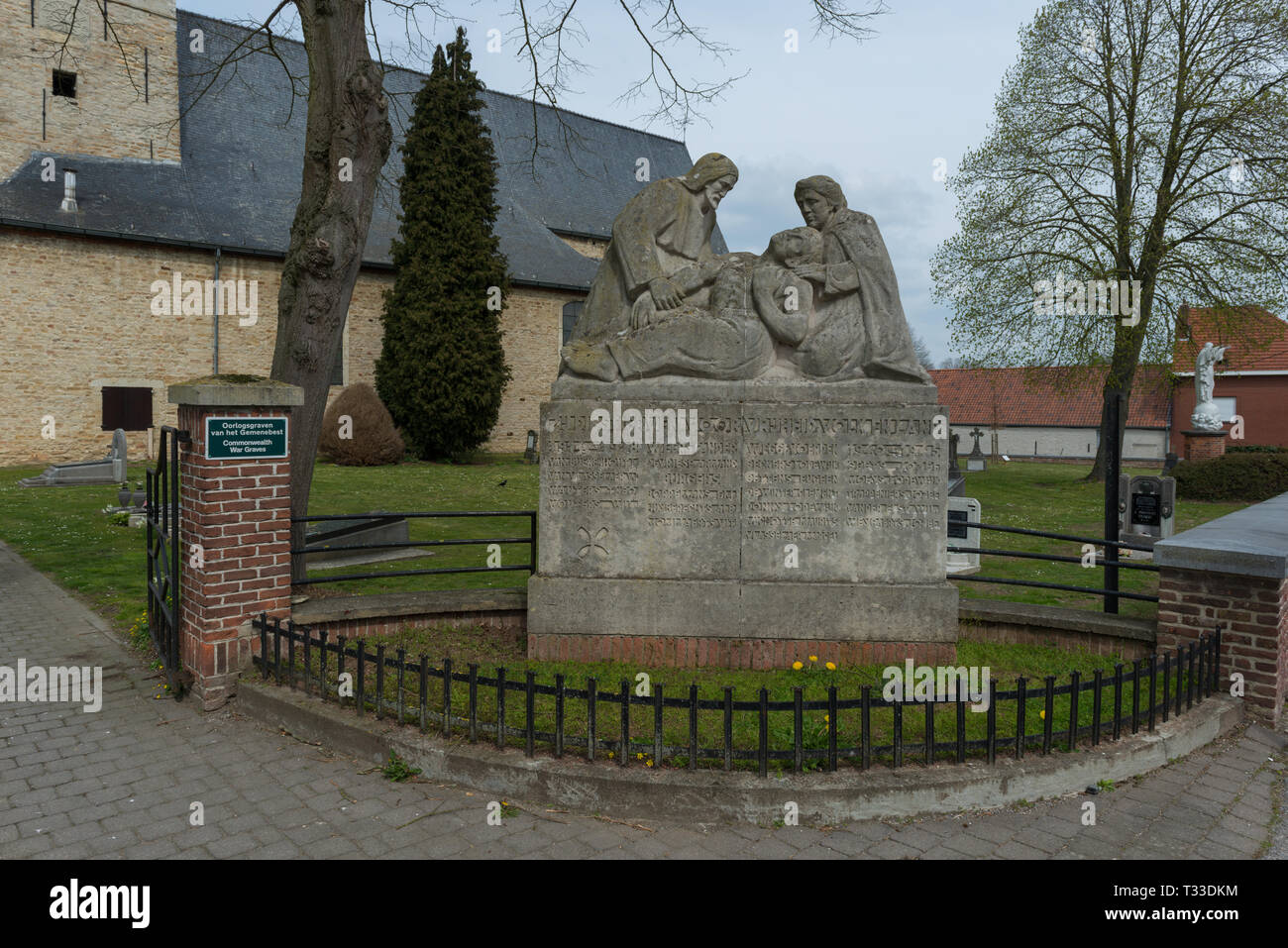 Denkmal in Erinnerung an die Opfer des Zweiten Weltkriegs 1 und 2 vor der Kirche in Leefdaal, Belgien Stockfoto