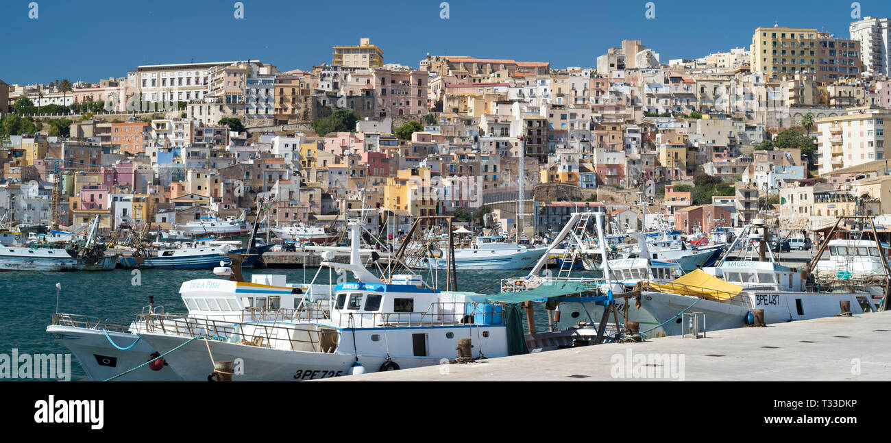 Fischtrawler in Sciacca Port mit der Stadt hinter, Südküste von Sizilien, Italien Stockfoto