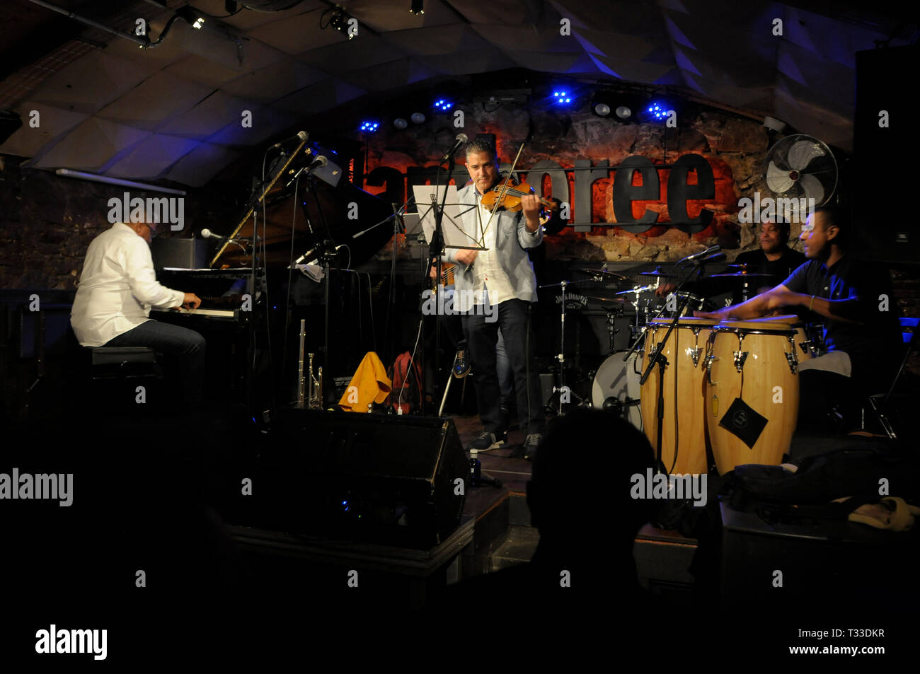 Alfredo Reyes und afro-kubanischen Jazz Band durchführen bei Janboree night club in der Plaza Real, Barcelona Stockfoto