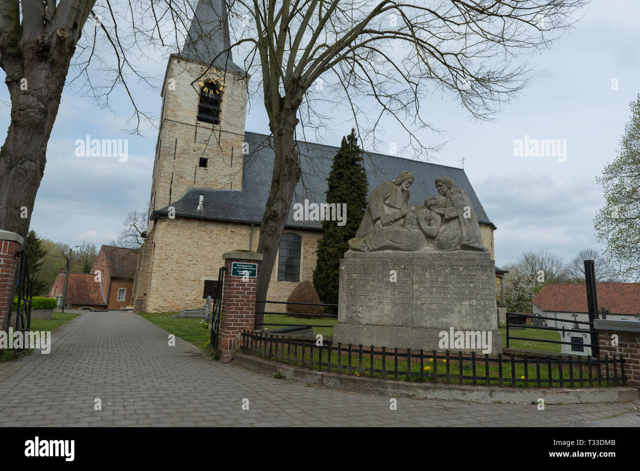 Denkmal in Erinnerung an die Opfer des Zweiten Weltkriegs 1 und 2 vor der Kirche in Leefdaal, Belgien Stockfoto