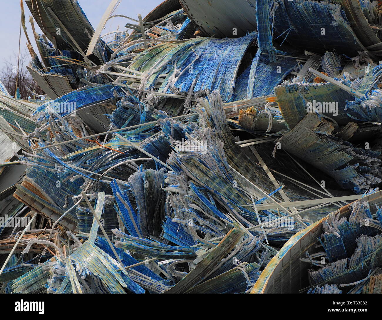 Stapel von recyceltem Fiberglas in einem Recycling Schrottplatz Stockfoto