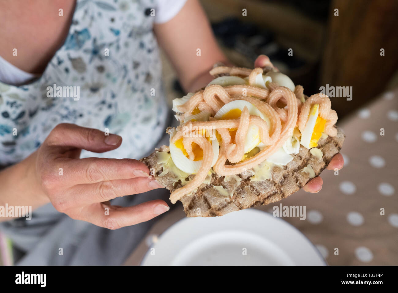 Eine schwedische Sandwich von Smörgåskaviar, (kalles Kaviar) ein Fisch roe Spread auf hart gekochte Ei auf gebuttertes Knäckebrot (Knäckebröd). Stockfoto
