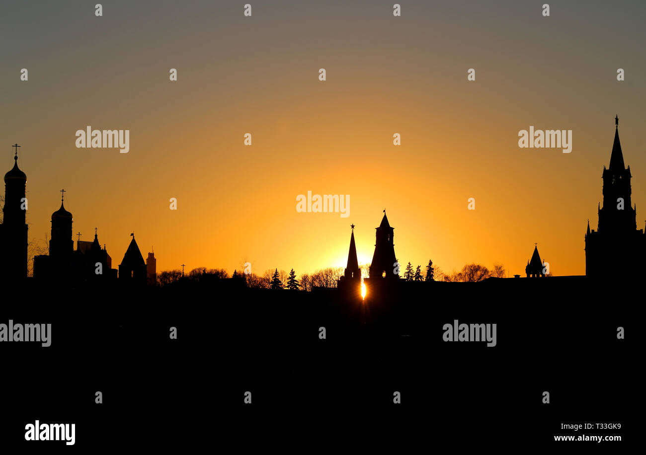 Schönes Foto von Sunset Landschaft im Moskauer Kreml mit Türmen und Tempeln Stockfoto