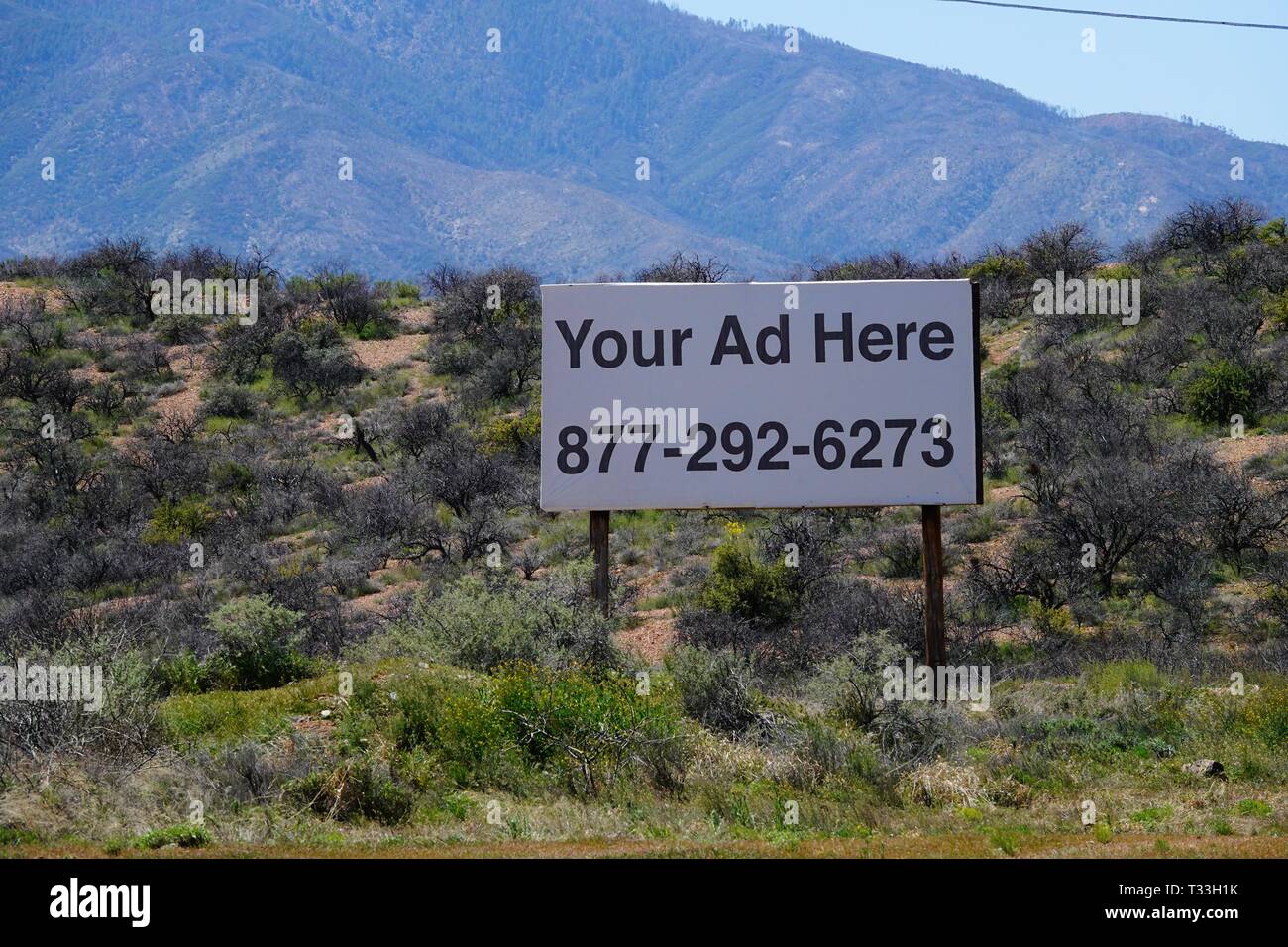 Eine Plakatwand in der Wüste außerhalb der Kugel, Arizona Werbung öffnen Anzeige Raum auf. Stockfoto