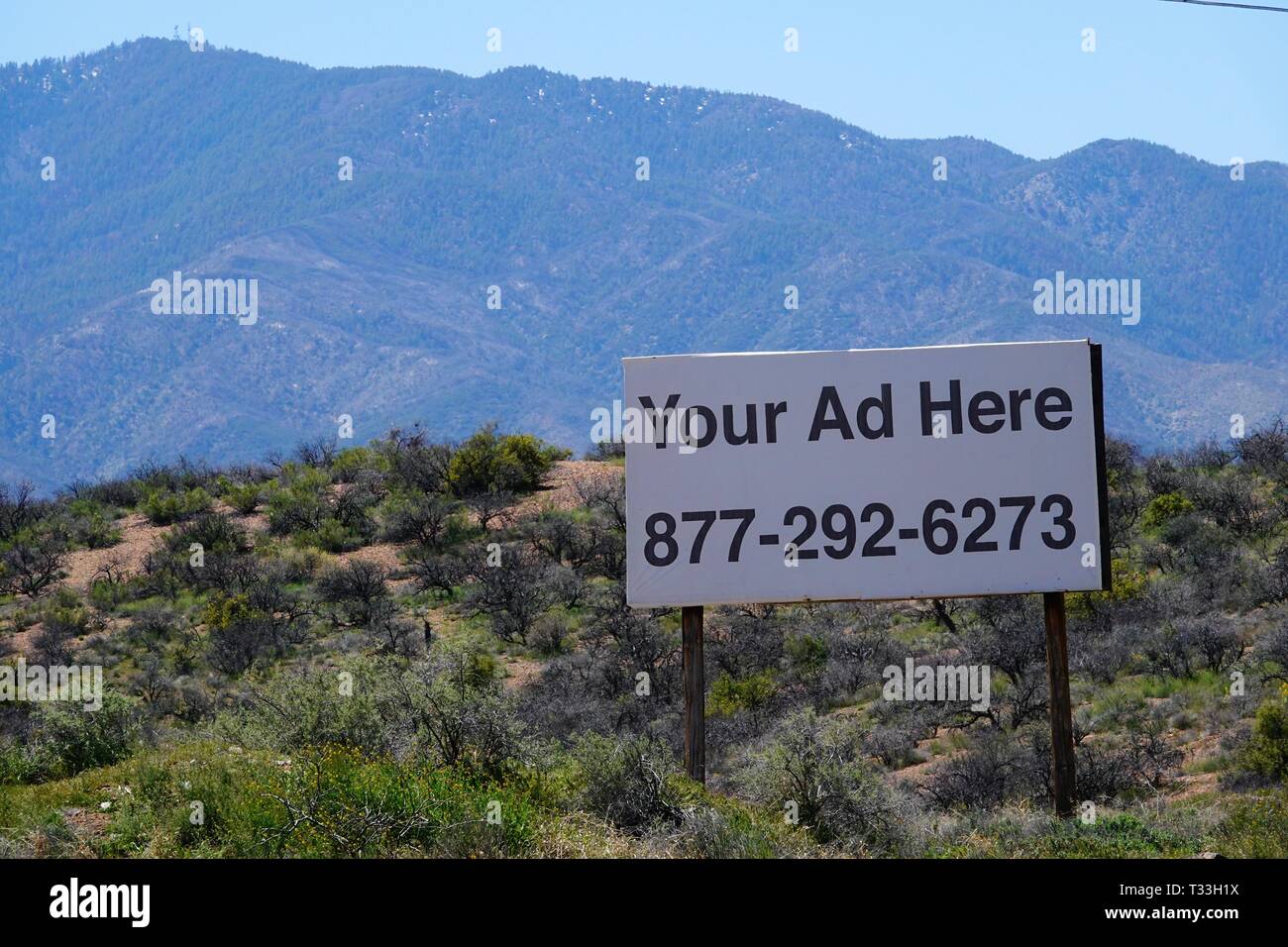 Eine Plakatwand in der Wüste außerhalb der Kugel, Arizona Werbung öffnen Anzeige Raum auf. Stockfoto