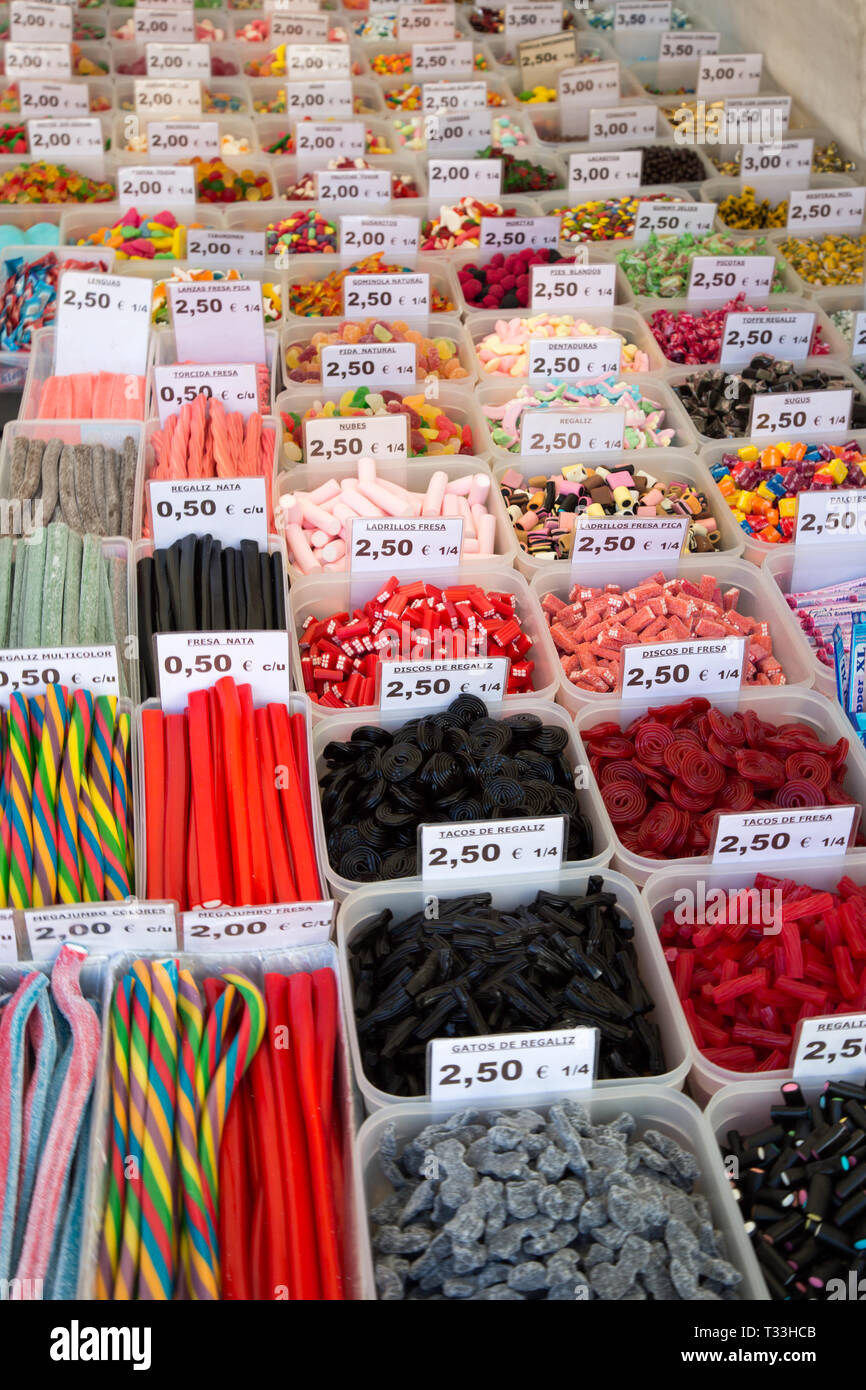 Eine Konditorei, die am Sonntag zum Markt, Fuengirola, Costa del Sol, Spanien Stockfoto