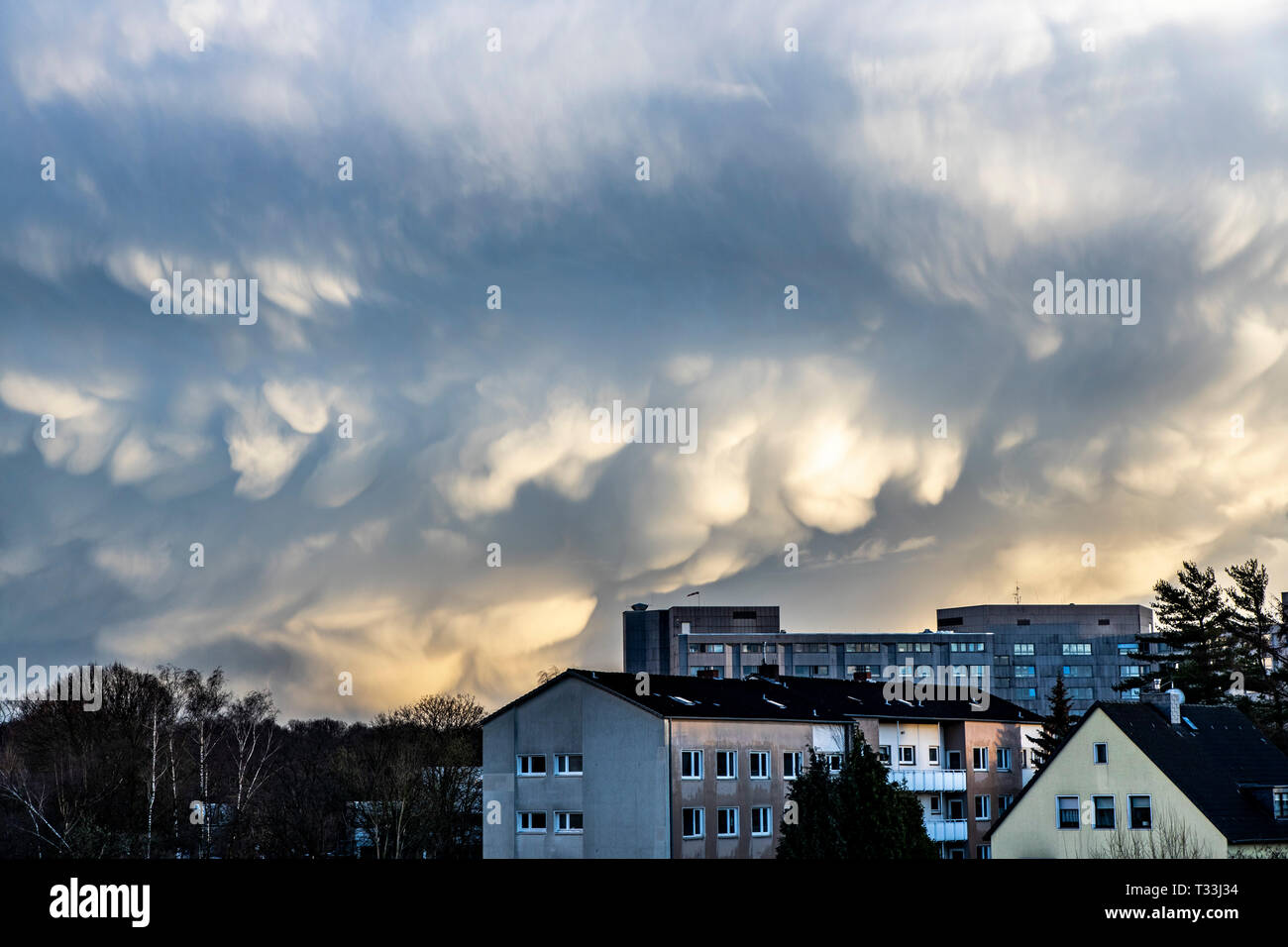 Bizarre cloud Türme während eines Winters Gewitter, Stockfoto