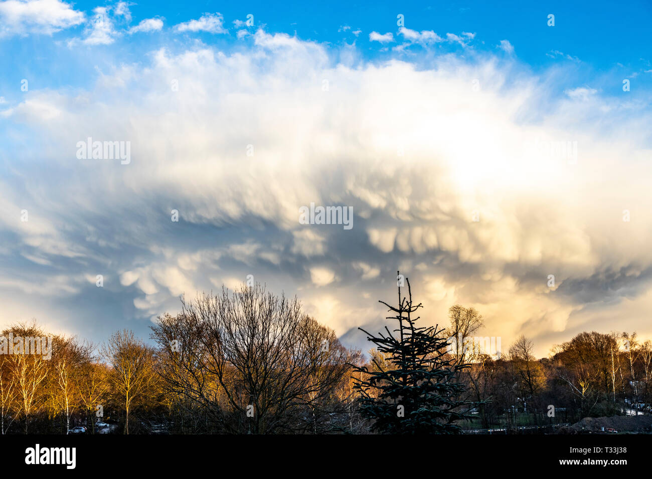 Bizarre cloud Türme während eines Winters Gewitter, Stockfoto