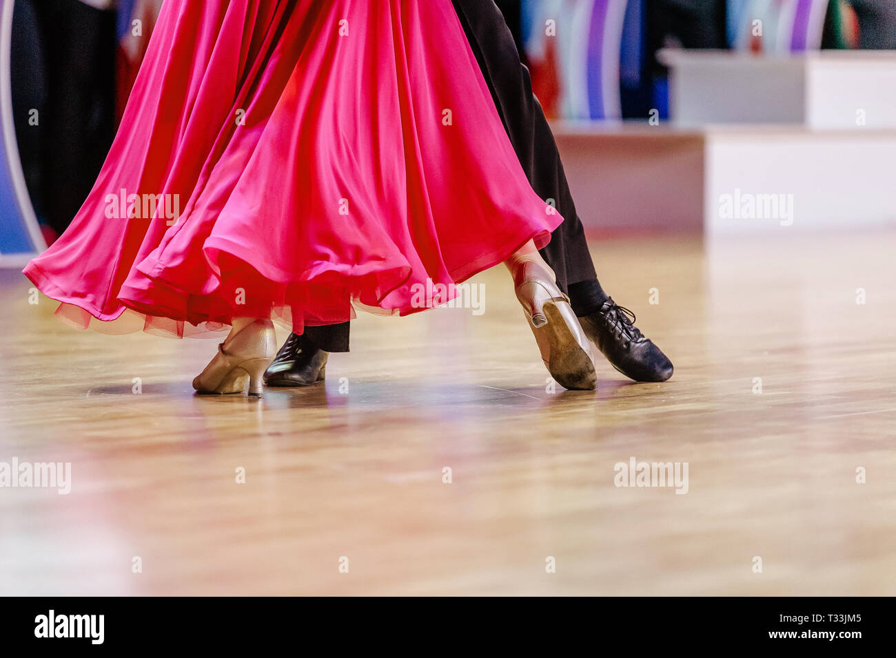 Tänzerin in rosa Kleid tanzen Standard Programm Stockfoto