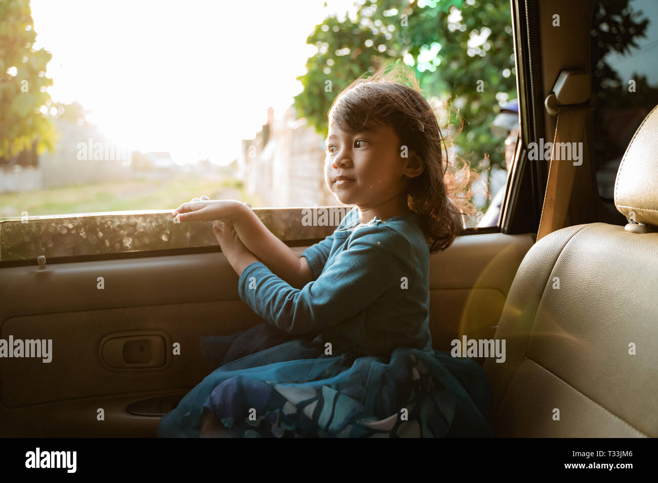 Kleines Mädchen genießen die Reise im Rücksitz Stockfoto