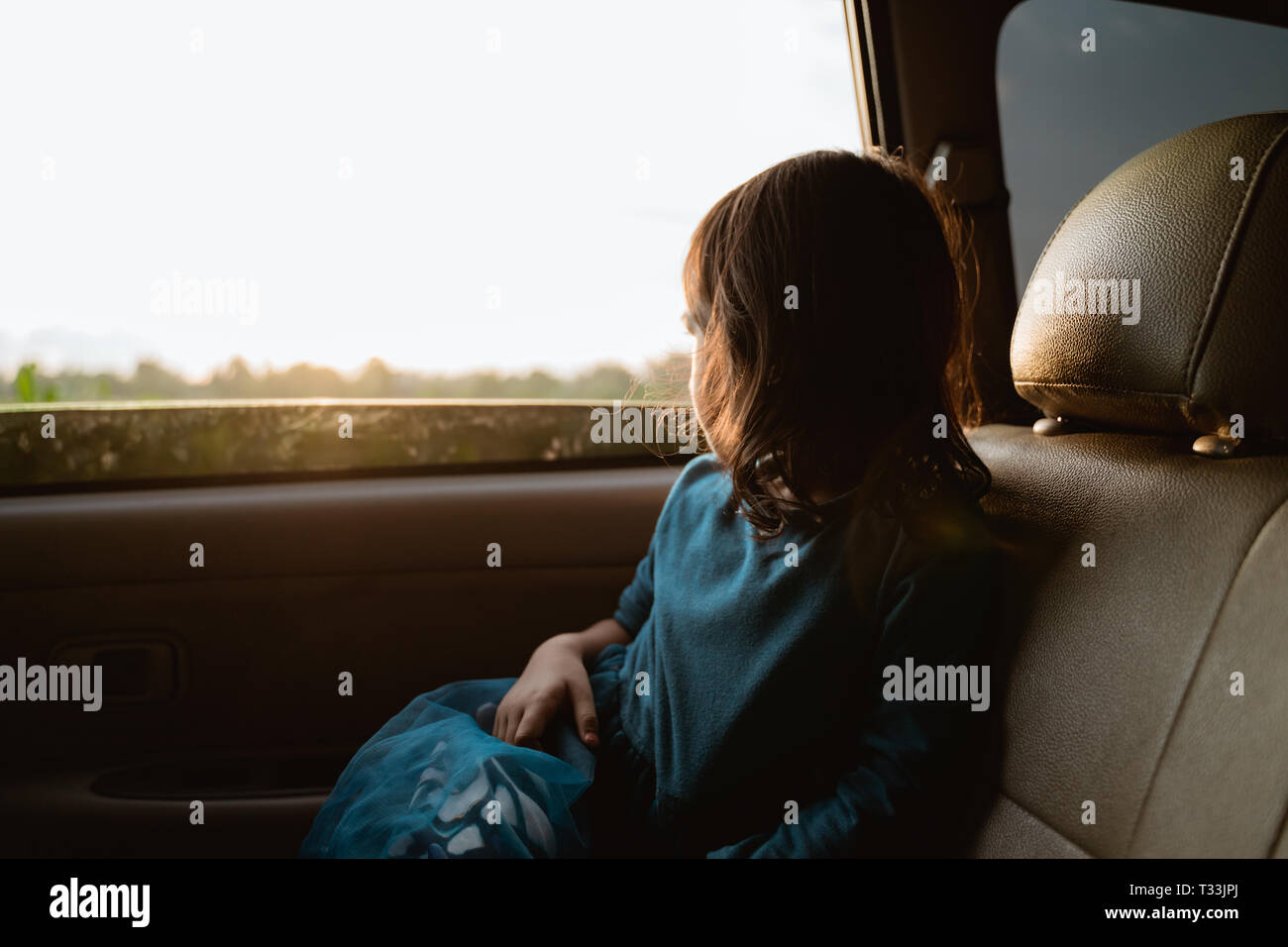 Kleines Mädchen genießen die Reise im Rücksitz Stockfoto