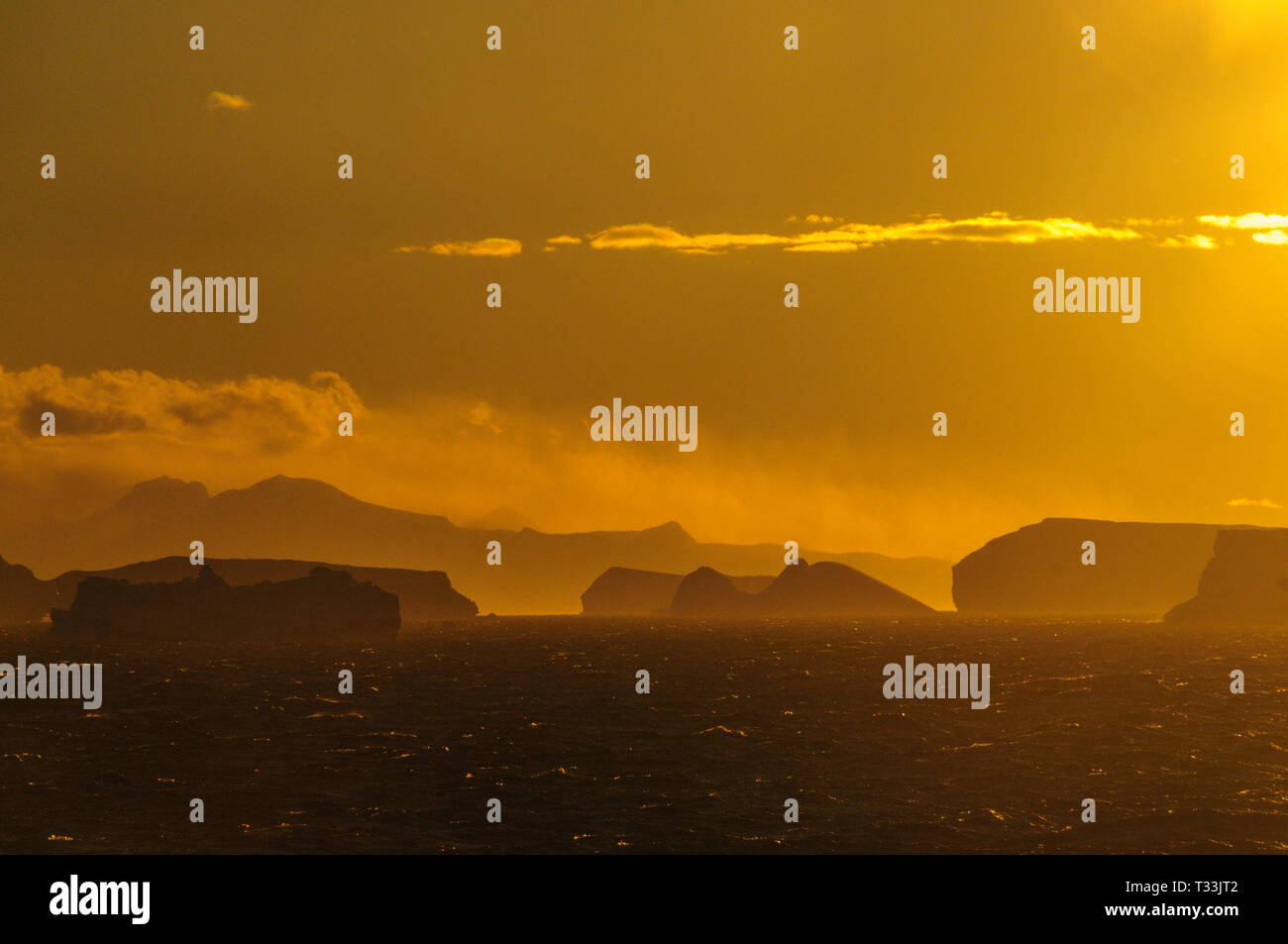 Antarktis Sonnenuntergang: schwimmende Eisberge im Weddellmeer, in der Nähe der Antarktischen Halbinsel, wie aus einer Antarktischen Erforschung Schiff gesehen Stockfoto