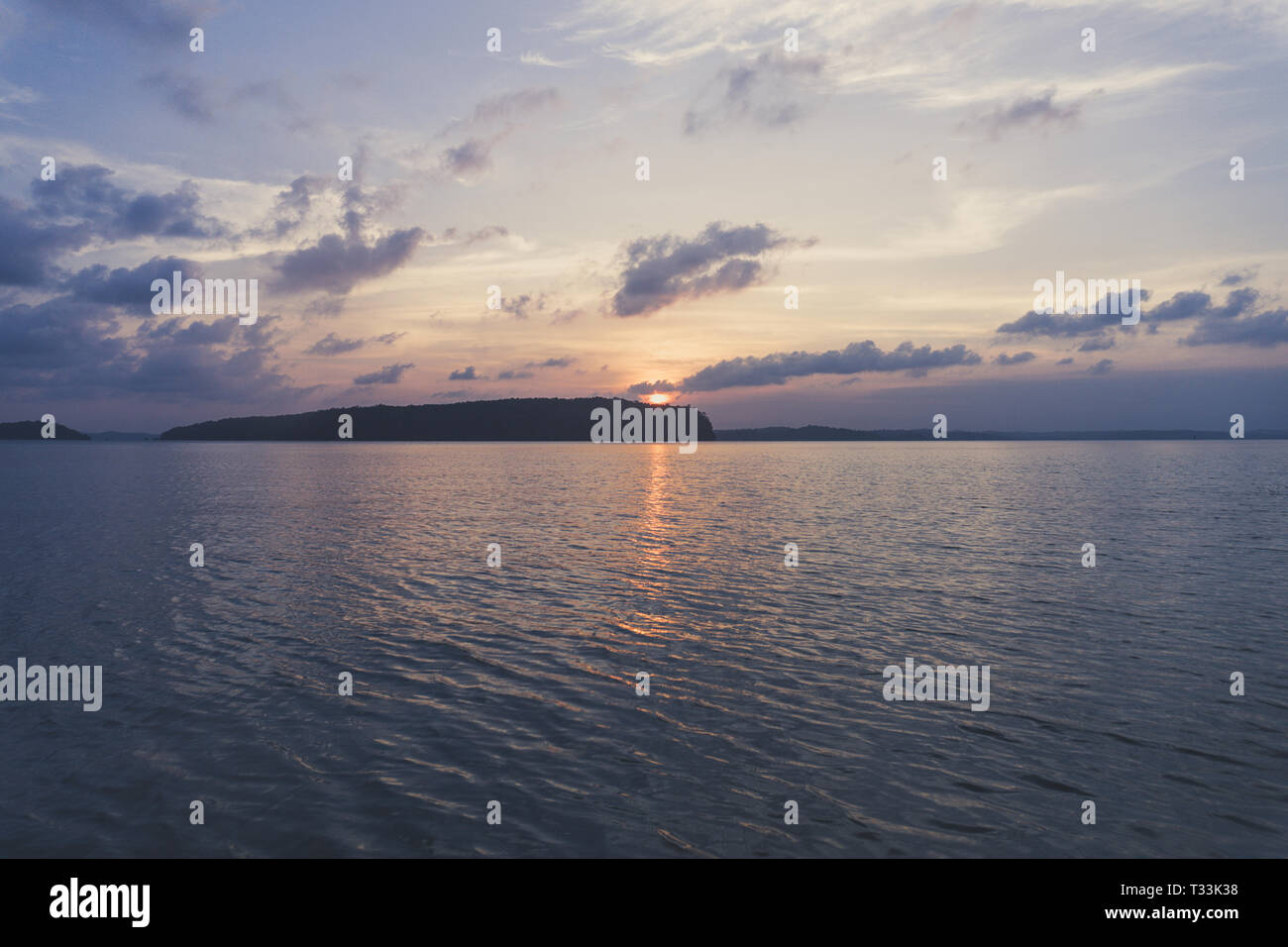 Tropischen bunten Sonnenuntergang. Andaman und Nicobar Inseln. Indien. Desert Island, unbewohnten Insel. lila Dawn. Farbenfrohe schönen Himmel. Exotische Insel Stockfoto