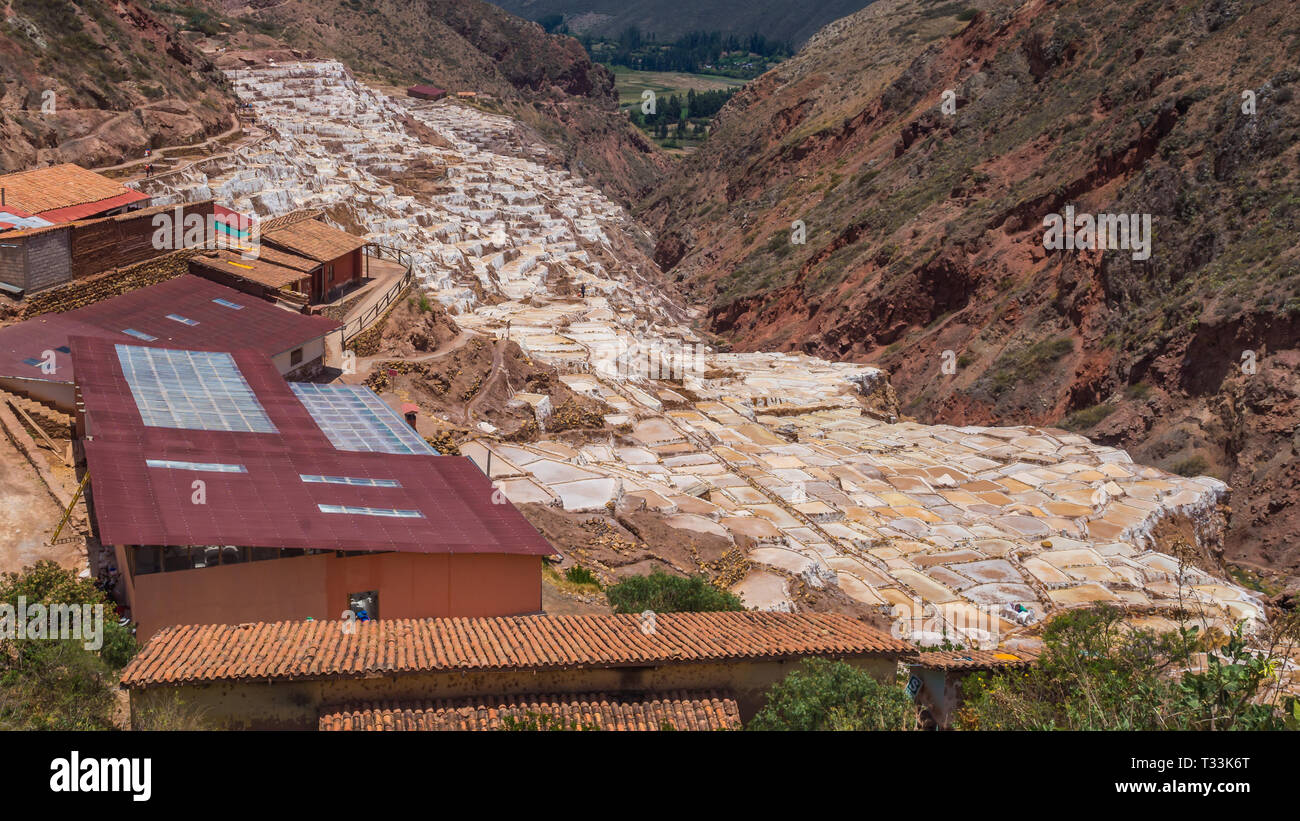 Detail der Salz Terrassen in den Salinen von Maras, salineras de Maras in der Nähe von Cusco in Peru, Salzminen von Menschen gemacht. Weißes Salz, Stockfoto