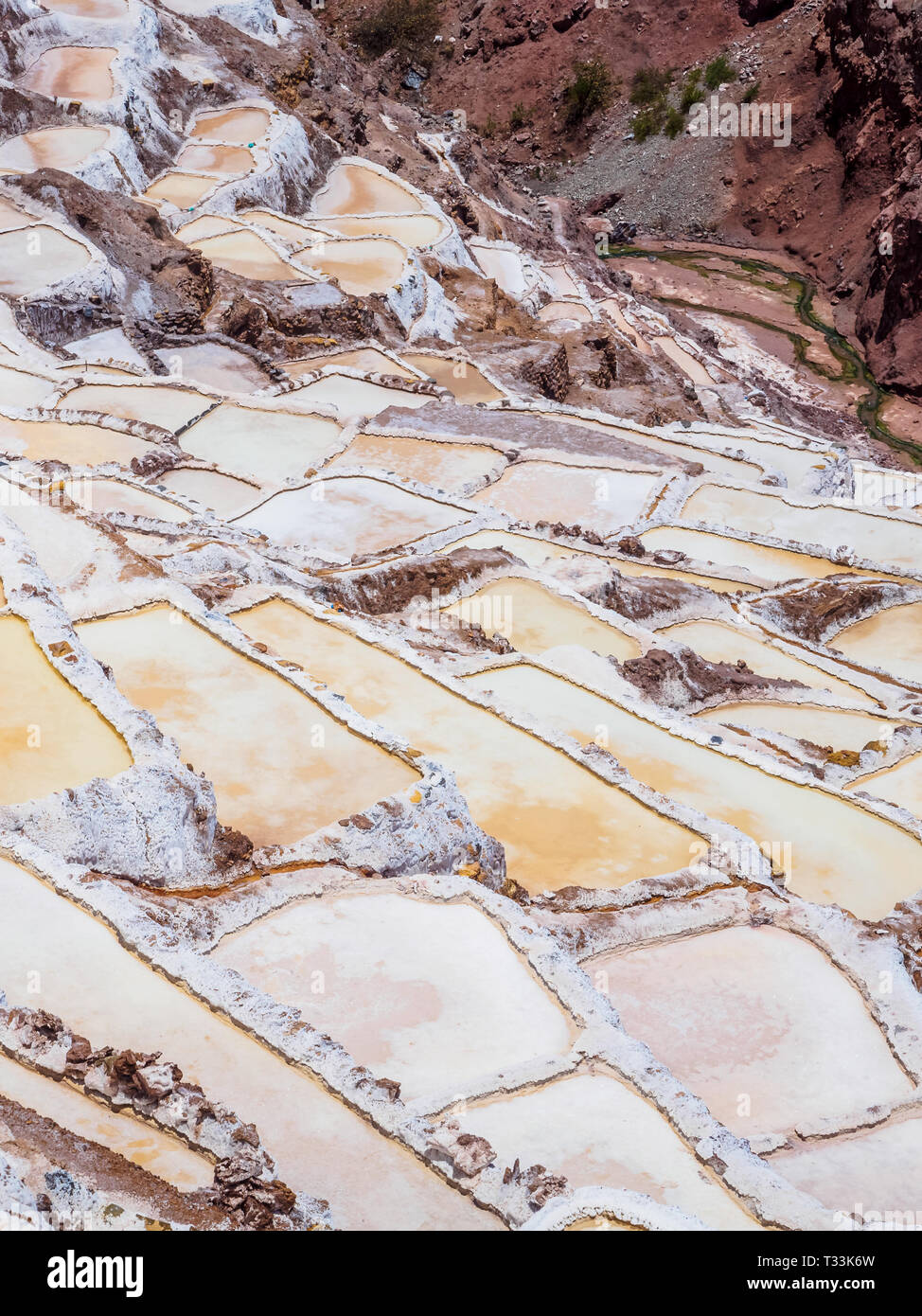 Detail der Salz Terrassen in den Salinen von Maras, salineras de Maras in der Nähe von Cusco in Peru, Salzminen von Man Stockfoto