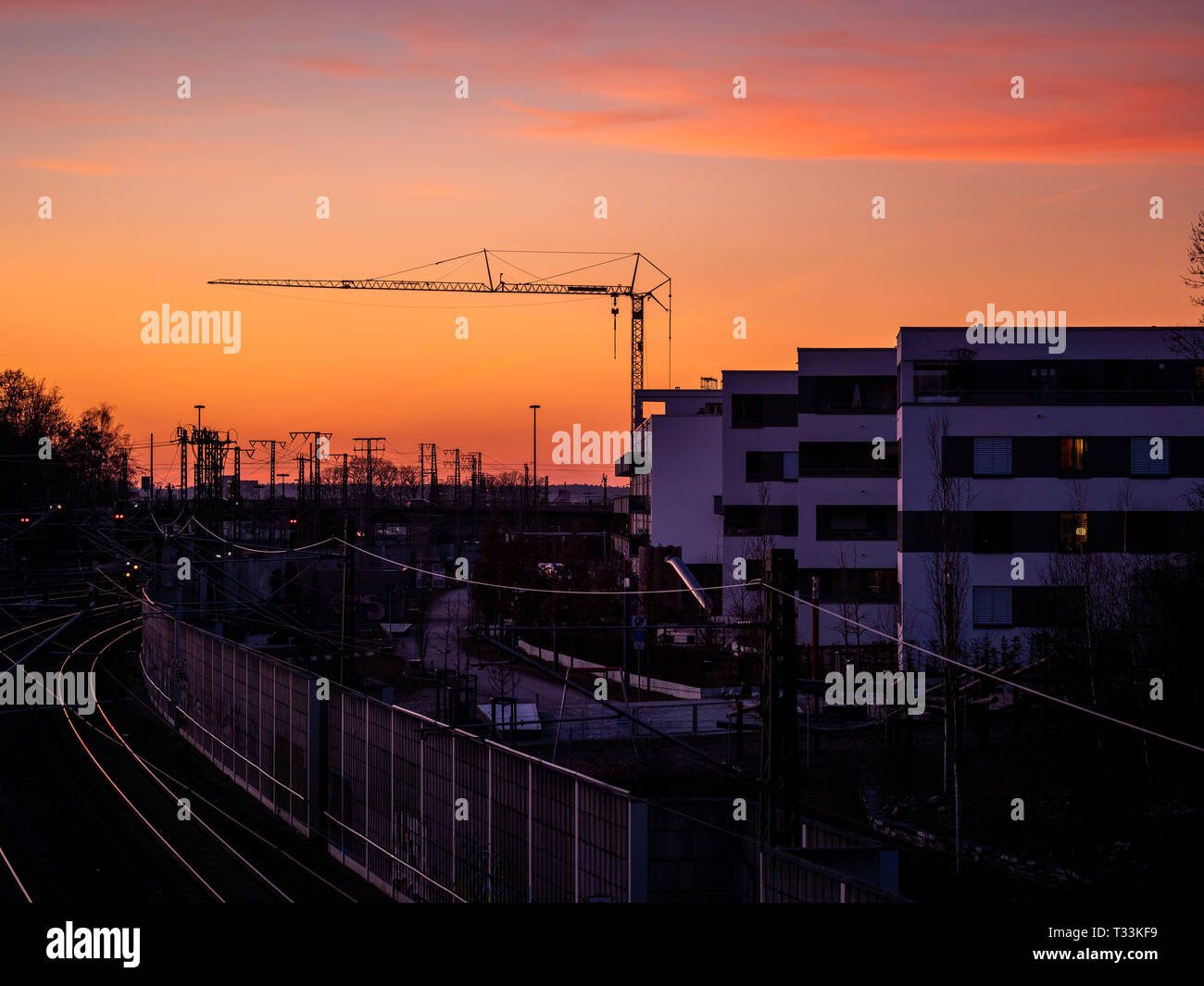Bild der Baustelle Silhouette in Augsburg bei Sonnenuntergang Stockfoto