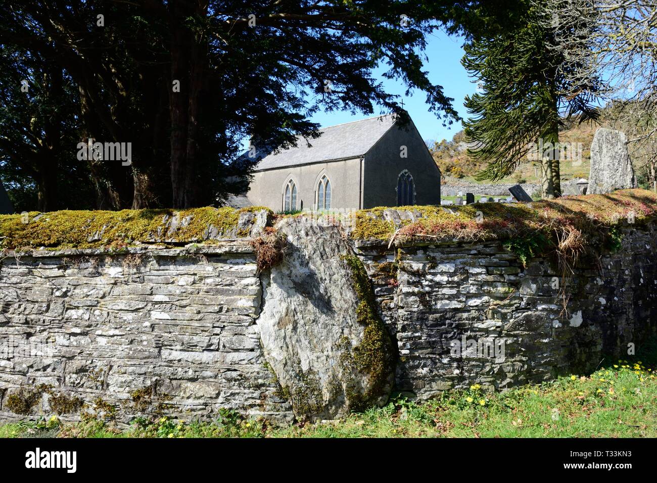St Johns Kirche Ysbyty Cynfyn mit einem kreisförmigen Kirchhof mit einem Bronzezeit Steinkreis in die umgebende Mauer Cardiganshire Wales gebaut Stockfoto