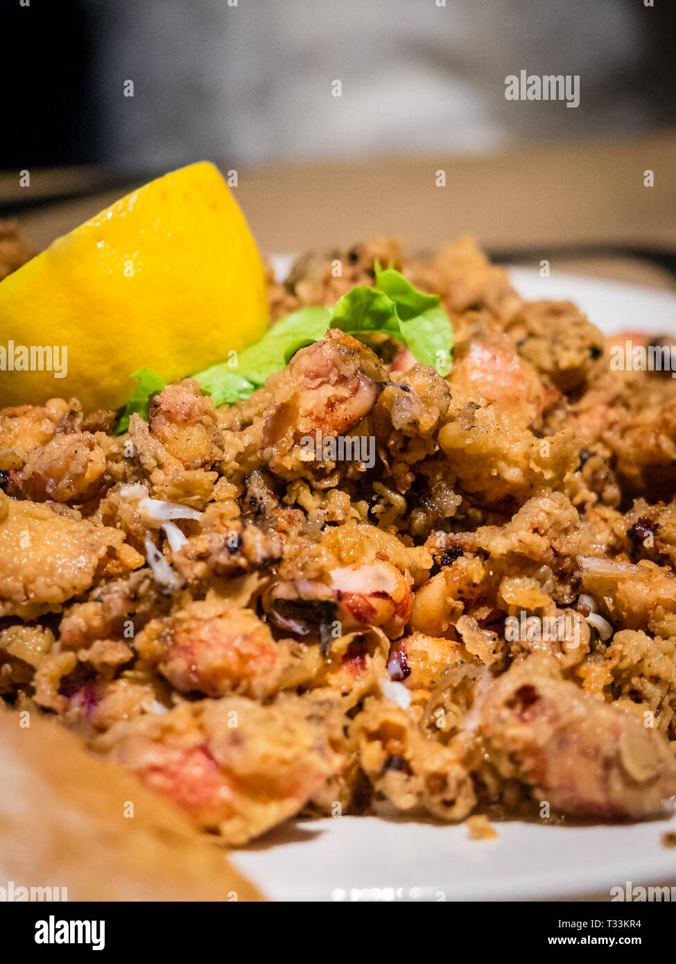 Platte der Fried chopitos, kleine frittierte Calamari, typische Gerichte der spanischen Küche, spanische Tapas. Spanien Essen Stockfoto