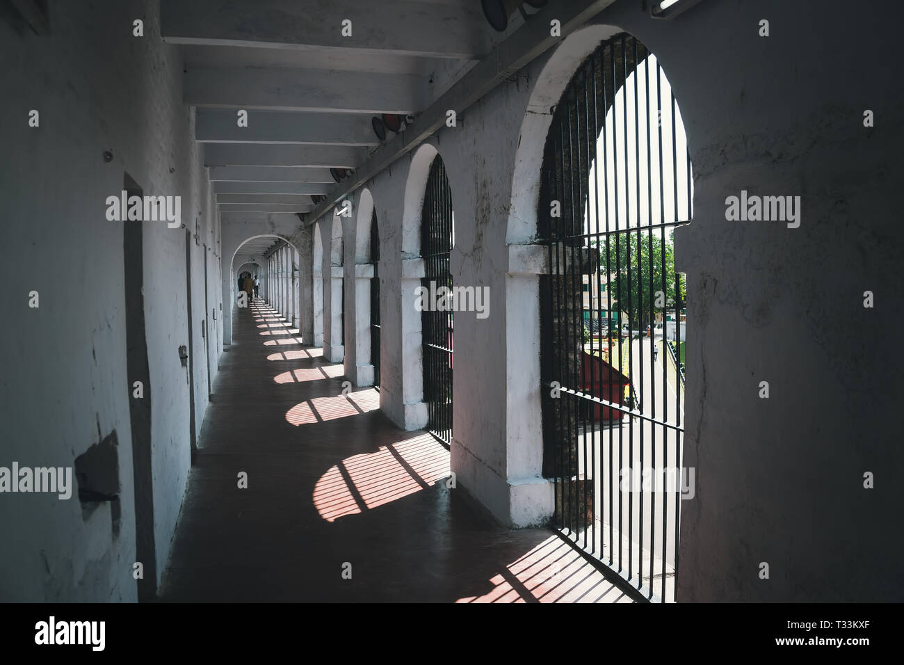 Flur im alten Gefängnis verlassen. Langen Korridor in Cellular Jail, Port Blair, Andaman Inseln, Indien. Einzelhaft Zellen entlang der weißen Wand Stockfoto