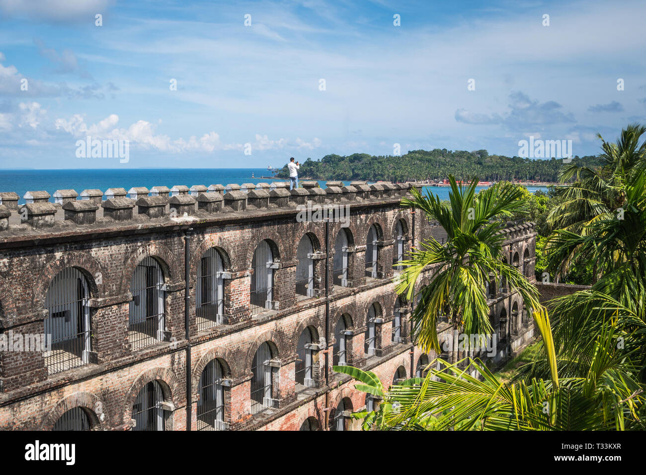 Touristische steht auf dem Dach der Justizvollzugsanstalt in Port Blair und nimmt ein Panoramafoto der Ross Insel. Von der Anhöhe hat man einen schönen Blick auf das Meer. Stockfoto