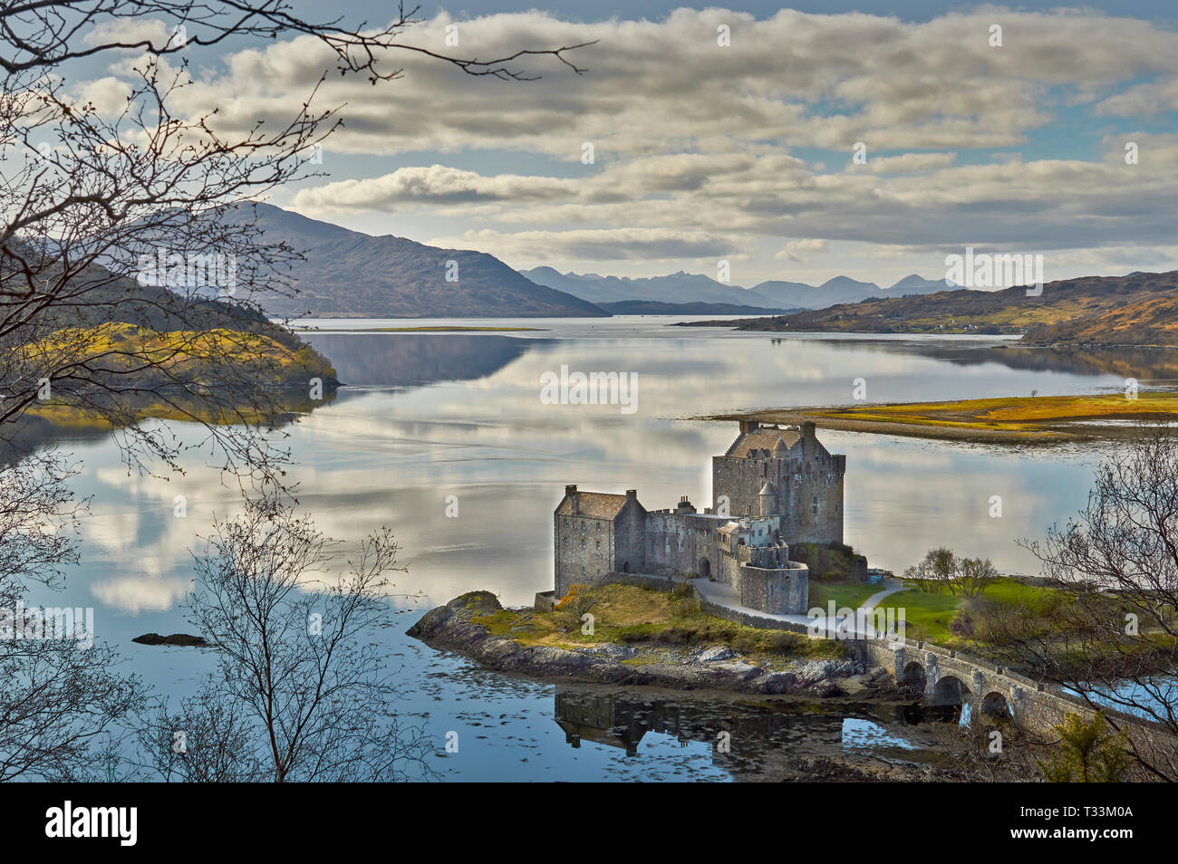 EILEAN DONAN CASTLE SCHOTTLAND DORNIE BLICK ÜBER DEN LOCH DUICH IN RICHTUNG CUILLIN BERGE IM FRÜHLING Stockfoto