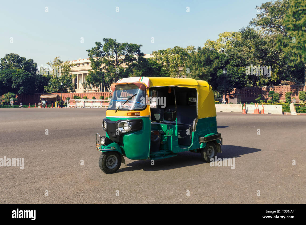 Tuk Tuk - Traditionelle indische moto Rikscha Taxi auf der Straße von Neu  Delhi. gelb grün Dreirad steht auf dem Platz vor dem Hintergrund o  Stockfotografie - Alamy