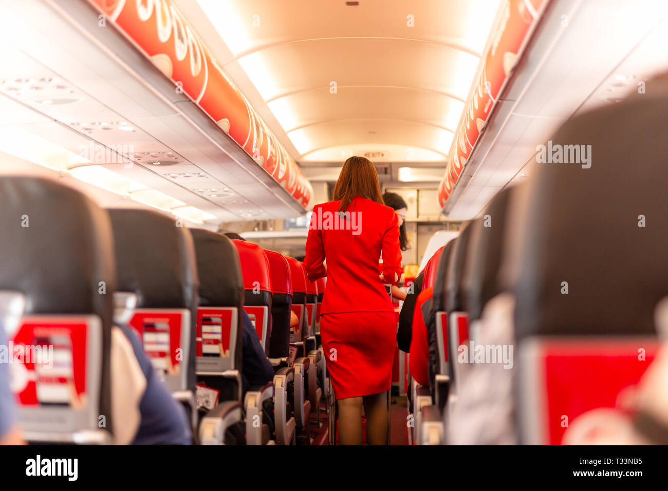 Flight Attendant servieren Speisen und Getränke an Bord Stockfoto